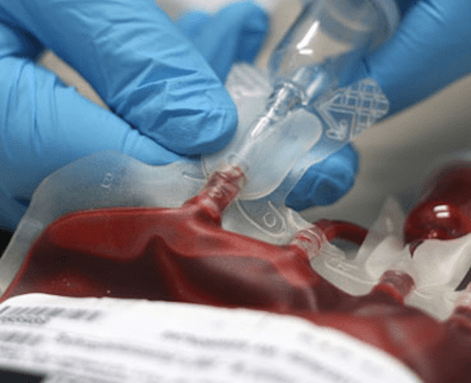 Відтепер бойові медики зможуть переливати кров на догоспітальному етапі