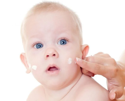 Тщательный уход за кожей младенца может спровоцировать у него пищевую аллергию