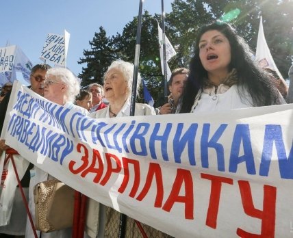 Медики Житомира вышли на акцию протеста с требованием выплатить долги по зарплате