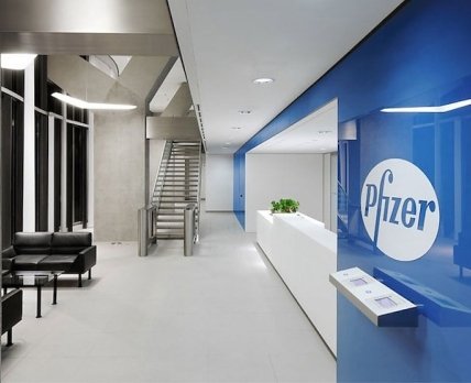 Фармгигант Pfizer закроет два из трех своих заводов в Великобритании