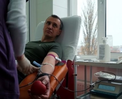 Віктор Ляшко здав кров під час робочого візиту на Миколаївщину. Скриншот відео /Facebook