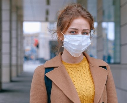 Исследование: риск заразиться COVID-19 немного ниже для тех, кто носит маски