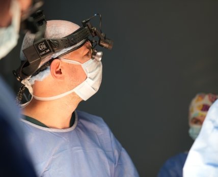 Впервые в Украине: львовские врачи провели операцию на сердце на пару с роботом Da Vinci