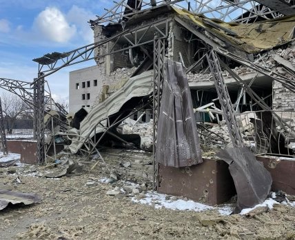 Знищене приймальне відділення лікарні в Ізюмі. /Facebook