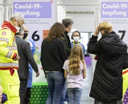 Люди стоят в очереди на вакцинацию в Вене, Австрия. /Time