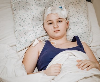 13-річна Софія після операції в НДСЛ "Охматдит". Фото: МОЗ /Facebook
