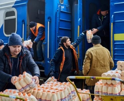 Укрзализныця выделила 50 отдельных вагонов для доставки гуманитарных грузов