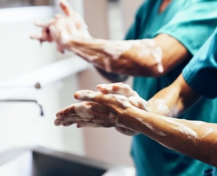 Акцент на нігтях: оновлено рекомендації з миття рук для медперсоналу