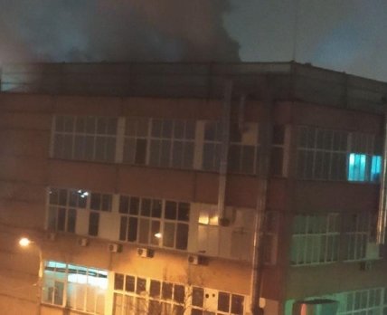Ночью &quot;загорелось&quot; здание Киевского витаминного завода