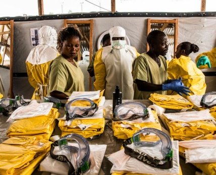 Похороны африканского фармацевта закончились 28 заражениями вирусом Эбола. Новый экспресс-тест предотвратит подобные случаи