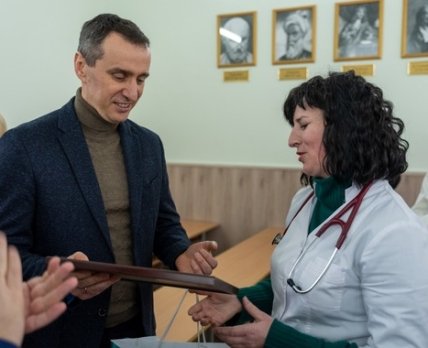 Ляшко нагородив медпрацівників на Буковині за COVID