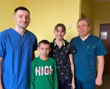 12-річному Юрі та 15-річному Ігорю пересадили нирки. /Facebook