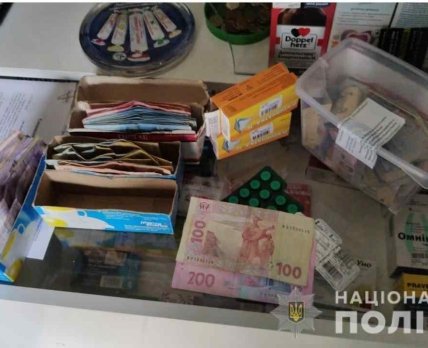 Две аптеки в Одессе продавали кодеиносодержащие препараты без документов