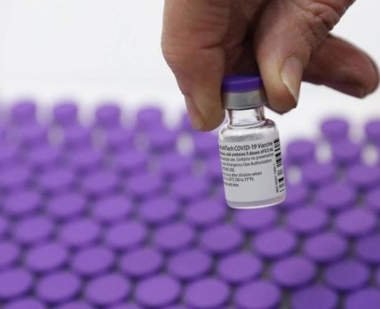 Pfizer запускає першу — напівлегальну — телерекламу COVID-вакцини