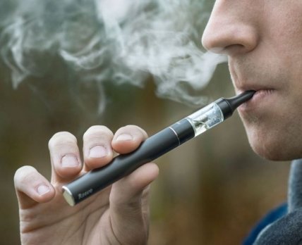 Палити е-сигарети в громадських місцях буде заборонено. Фото: /poglyad