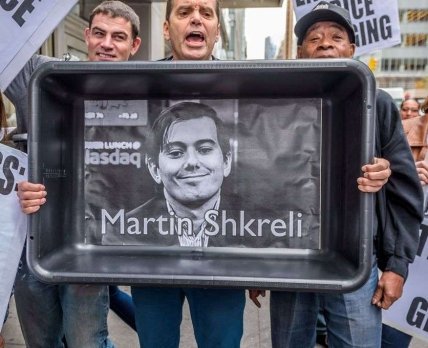 Фармбизнесмен Мартин Шкрели, повысивший цену на лекарственный препарат на 5000%, получил 7 лет тюрьмы