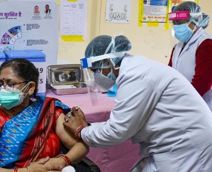 Три женщины получили вакцину от бешенства вместо прививки от COVID-19