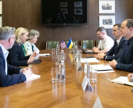 Посол США в Украине Бриджит Бринк и Министр здравоохранения Виктор Ляшко во время встречи Фото: /Facebook