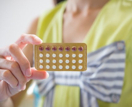 Женщина с упаковкой оральных контрацептивов. Иллюстративное фото /freepik
