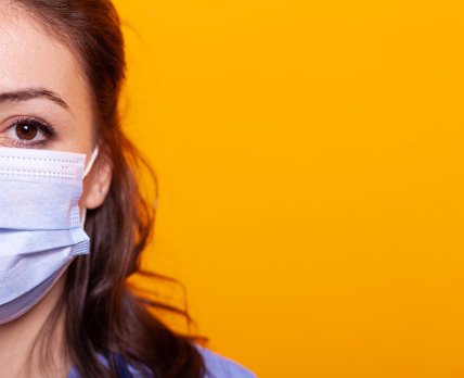 COVID-19 зростає: чи варто готуватися до повернення маскового режиму /freepik