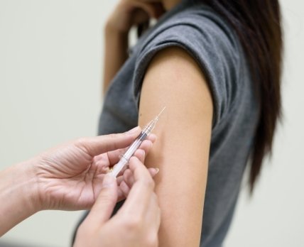 Побочные эффекты после вакцинации от COVID-19 чаще развиваются у женщин