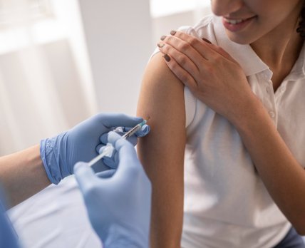 Ліки та вакцини проти вірусних гепатитів постійно надходять в регіони /freepik