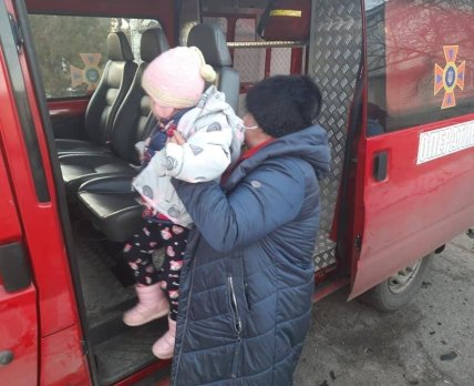 Рятувальники евакуювали з обстріляної лікарні 7 дітей. /Telegram