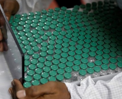 Вакцин от коронавируса из Индии не будет до середины осени, - Reuters
