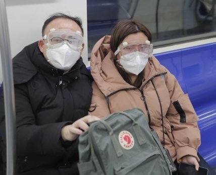 Китайцы в попытках защититься от коронавируса прибегают к лекарству от ВИЧ, серому импорту и даже традиционной китайской медицине