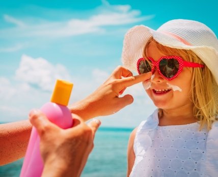 Consumer Reports рекомендует солнцезащитные кремы на основе химических фильтров
