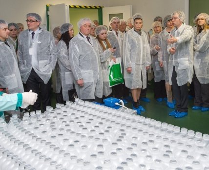 Марина Порошенко посетила открытие инновационного производства инфузионных растворов на «Дарнице» и приняла участие в передаче препаратов военным