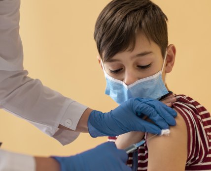 вакцинация против ковид дети /freepik