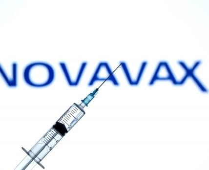 FDA та CDC схвалили першу білкову COVID-вакцину Novavax для дорослих