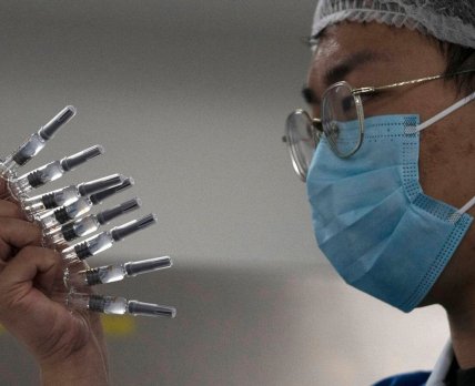 В Китае для экстренного применения одобрили уже четыре вакцины от COVID-19