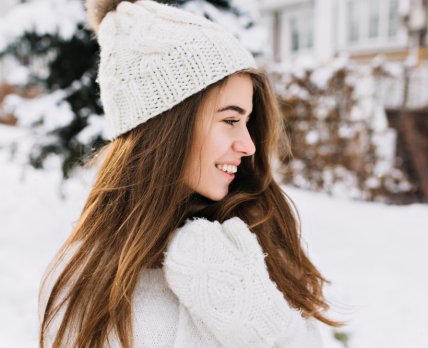 Як зберегти волосся здоровим і красивим взимку. Ілюстративне фото /freepik