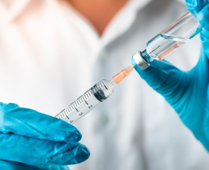 Противокоронавирусная вакцина от оксфордских ученых «имеет 50% шансов на успех» - мнение