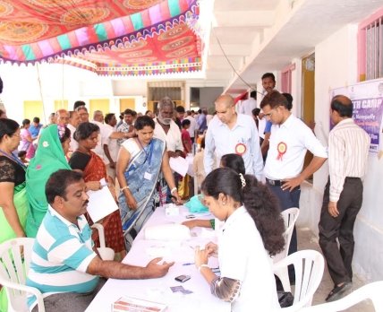 Фармпредставители предоставляют услуги по диагностике в бесплатных оздоровительных лагерях в Индии