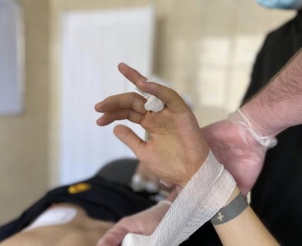 Львовские хирурги смастерили пациенту новый палец из его ребра