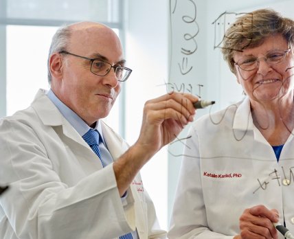 Нобелівську премію з медицини отримали вчені, завдяки яким зʼявилися мРНК-щеплення від COVID
