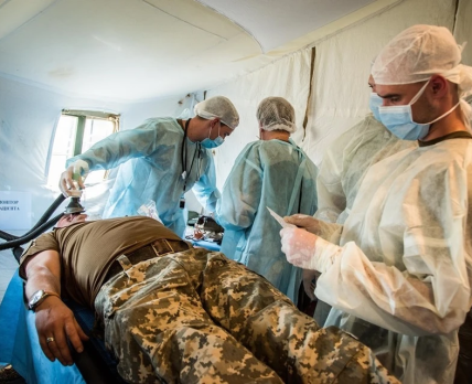 Медики, работающие в зоне активных боевых действий, могут получать прибавку до 200%
