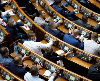 Ковид у депутатов: в Раде могут перенести пленарные недели