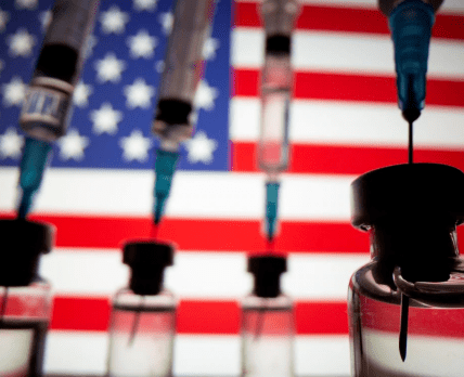 В США суд отменил требование о вакцинации против коронавируса для работников крупных компаний /Reuters