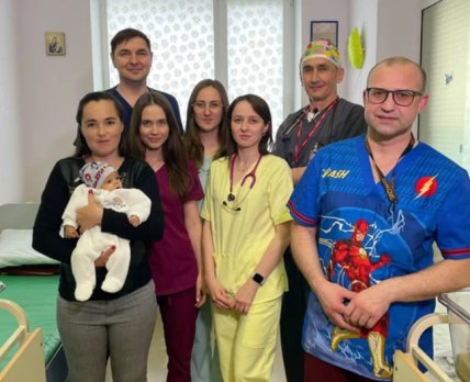 Львівські лікарі виконали унікальну операцію, сформувавши немовляті канал для відтоку жовчі за допомогою робота