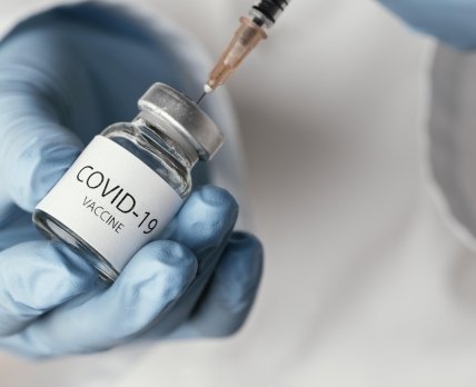 Ежегодная вакцинация взрослых от COVID-19 больше не рекомендуется в США /freepik