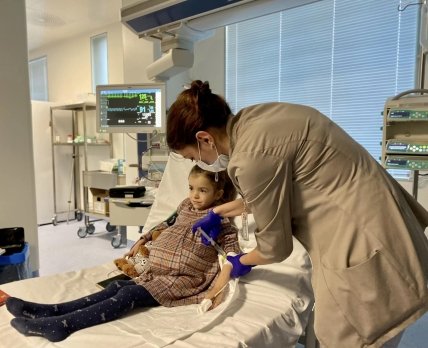 8-летняя девочка с орфанным заболеванием смогла получить лечение при поддержке Sanofi /ohmatdyt.com.ua