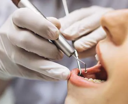 Муніципальна влада опублікувала контакти столичних клінік, які надають невідкладну стоматологічну допомогу