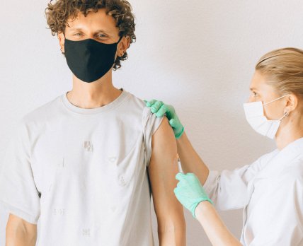 Вакциновані люди, інфіковані дельта-варіантом, заразні
