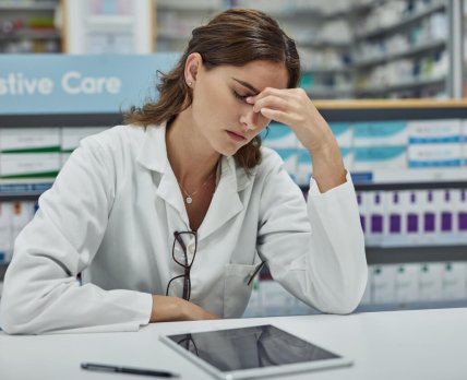 Более половины британских фармацевтов сообщают, что кризис COVID-19 повлиял на их психическое здоровье