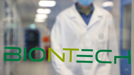 Колишня співробітниця BioNTech стверджує, що компанія економила на дослідженнях і нехтувала безпекою пацієнтів
