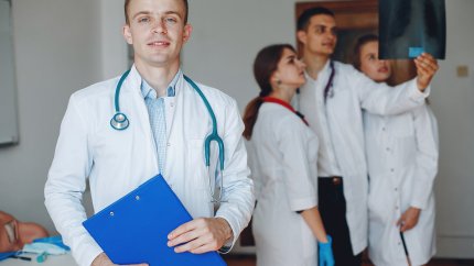 Интерны и молодые врачи могут получить стаж, зарплату, выплату 200 тыс. грн и служебное жилье /Magnific